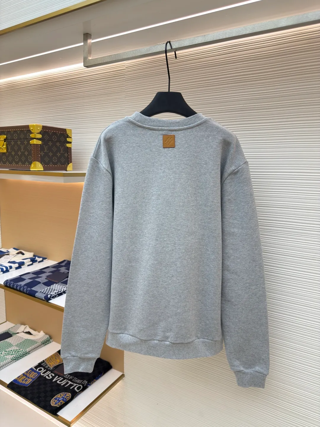 LOUIS VUITTON fishing embroidered round neck sweatshirt ●Authentic product: purchased and developed by 11599 ●Item number: 1680323-B15 ●Fabric: pure cotton fish scale base fabric ●Technology: embroidery production ●Version: fitted version ●Weight: about 625 grams ●Size: XS-S-M-L ●Description: The fabric is made of 16S double yarn + 10S fish scale bottom brushed fabric, 380g, with 21S double yarn rib fabric, 470g. The terry terry sweatshirt is composed of a veil, binding yarn and base yarn. Taking into account both breathability and comfort, the overall design is light, comfortable and has a good silhouette. It is characterized by soft feel, solid texture, and excellent extensibility, elasticity, wrinkle resistance, and moisture absorption. The unique suede effect increases the softness and elasticity of the printing surface, and also makes the colors more vivid and layered. Drying and fixing are done through processes such as specific heating or UV curing. Make sure that the foaming pulp is tightly combined with the fabric to form a strong and elastic film. Enhance the tactility and volume of patterns, especially suitable for expressing elements such as branches, borders, letters, etc. Fix cotton rope, hemp rope or ribbon on the fabric and form rough three-dimensional lines by winding, knotting or sewing, suitable for outlining outlines or filling geometric areas. It adopts a loose design, whether it is the shoulders, chest or length, it is made to extend the version design. The collar, cuffs, hem and other parts are all made of exquisite sewing technology, making the sweatshirt more three-dimensional and textured. At the same time, the cut of the body has been carefully adjusted to ensure a good fit without being tight. The overall wiring is straight and delicate, the fabric is comfortable and soft, and the color is consistent without color difference. It can be matched with the same style to create a fashionable look and control various occasions. Customized accessories, complete with three standards, same style for men and women!